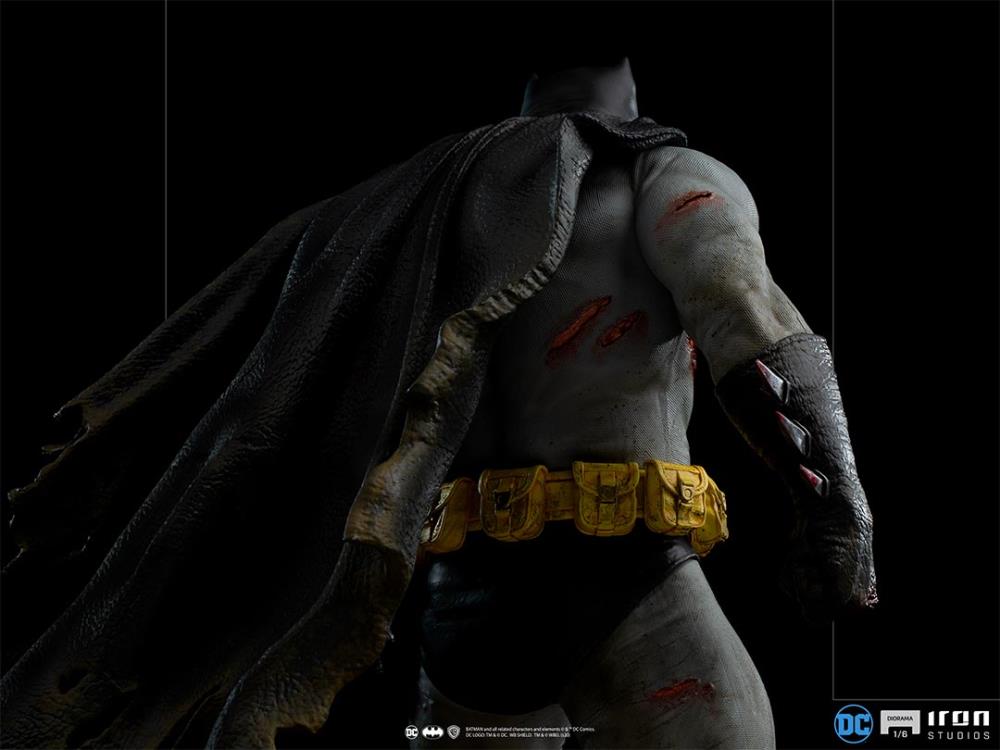 The Dark Knight Returns Batman 1/6 Scale Limited Edition Diorama Statue - Exclusive